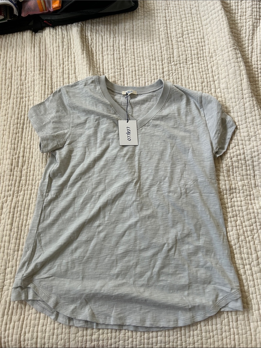 Leallo v neck tee shirt size Large